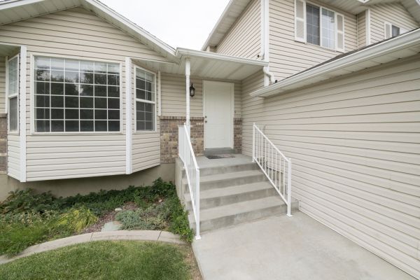 Cost of White Vinyl Siding Replacement in Kansas City
